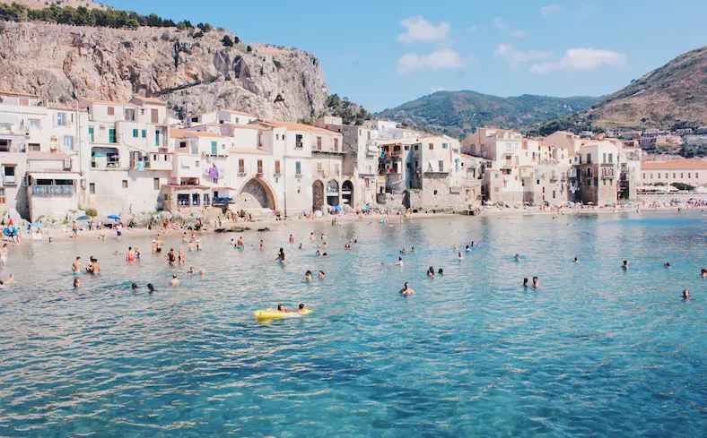 На изображении, вид на дереушку Савока недалеко от Таормины, Фильмы про Сицилию