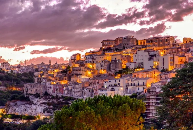 На изображении, вид на ночной город Рагуза, Фильмы про Сицилию