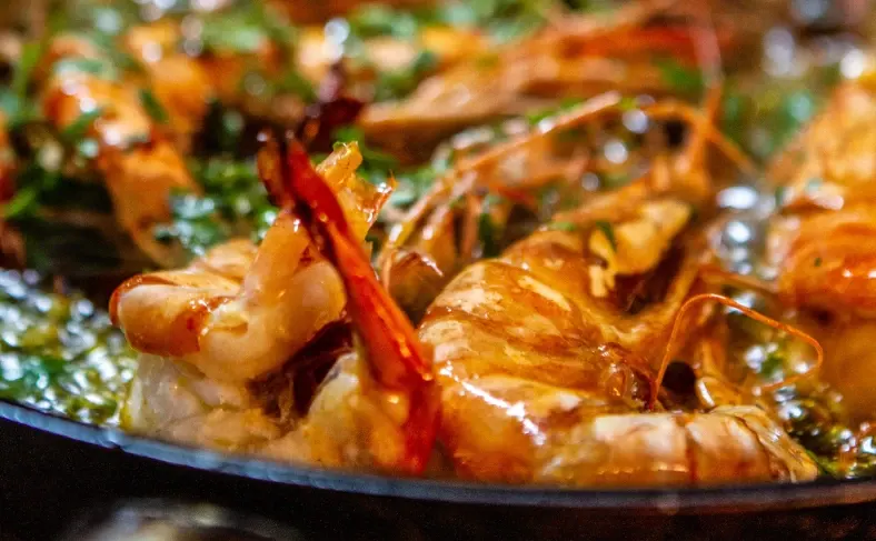 На изображении суп-рагу из омаров, Испанская кухня