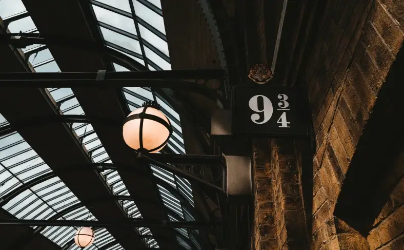 На изображении, платформа 9 ¾ из фильма Гарри Поттера, Лондон Гарри Поттера