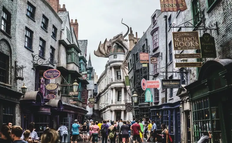 На изображении, улица из фильма Гарри Поттера в студии Warner Brothers, Лондон Гарри Поттера