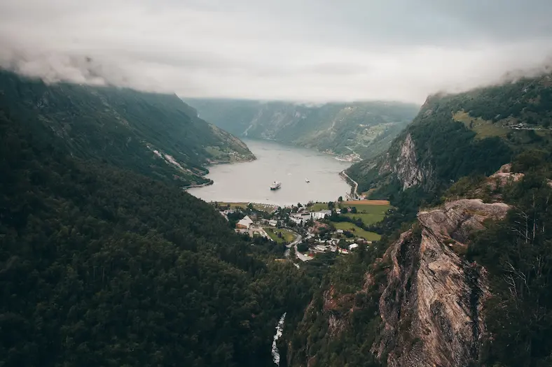 На изображении, фьорд Гейрангер в Норвегии, Фьорды Норвегии
