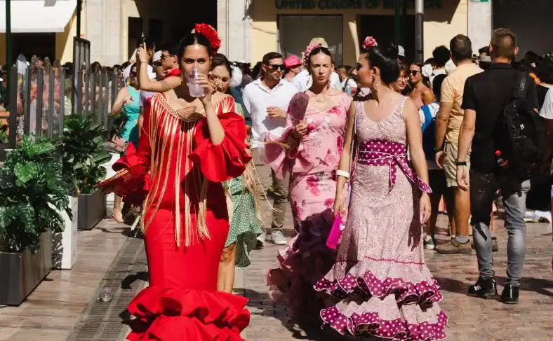 На изображении, девушки, в красивых традиционных нарядах, Фестиваль в Испании 