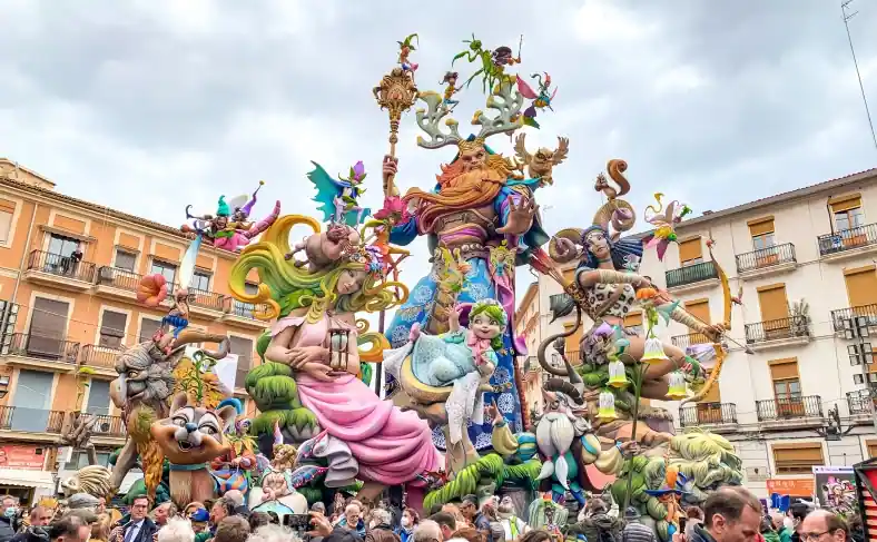 На изображении, выстроенна статуя из большого количества фигур киноисскуства, Фестиваль в Испании 