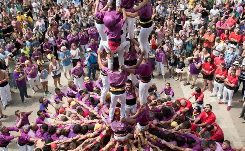 На изображении люди построили высокую башню из людей, Фестиваль в Испании 