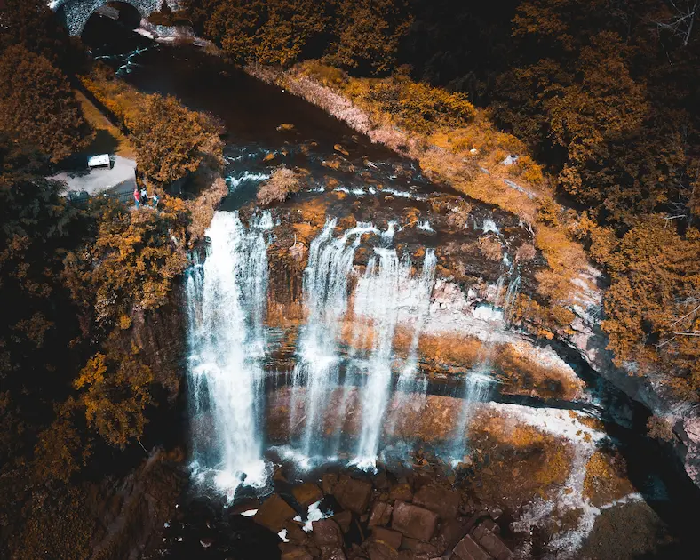 На изображении, водопад Вебстер возле города Гамильтон, Самые красивые города Канады