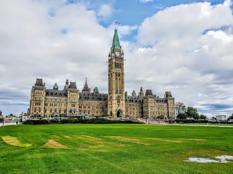 На изображении, здание Парламента в городе Монреаль, Самые красивые города Канады