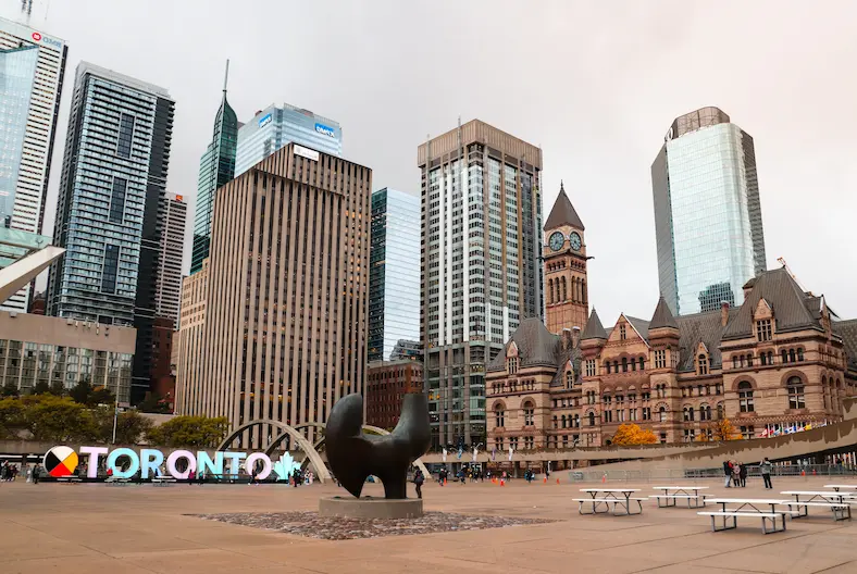 На изображении, центр города Торонто, Самые красивые города Канады
