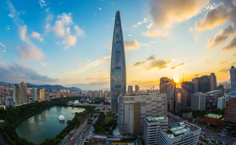 На изображении, самый крупный город в Кореи – Сеул, Южная Корея – культура и технологии