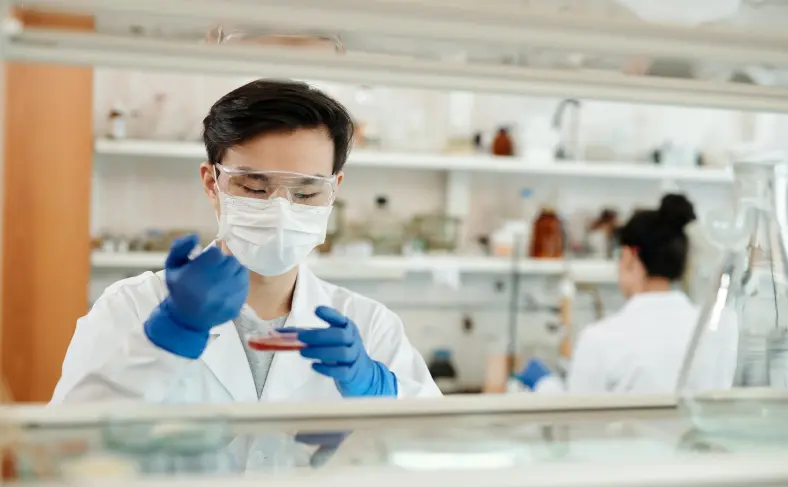 На изображении, корейские врачи в лаборатории, Южная Корея – культура и технологии
