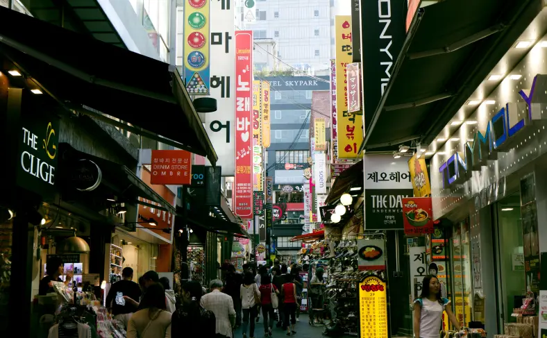 На изображении, улица, на которой большое количество магазинов, Южная Корея – культура и технологии