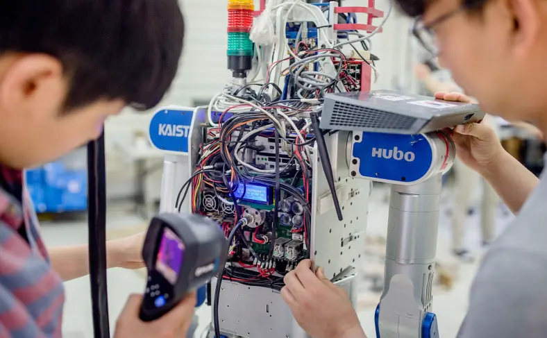 На изображении, корейские инженеры разрабатывают новые технологии, Южная Корея – культура и технологии