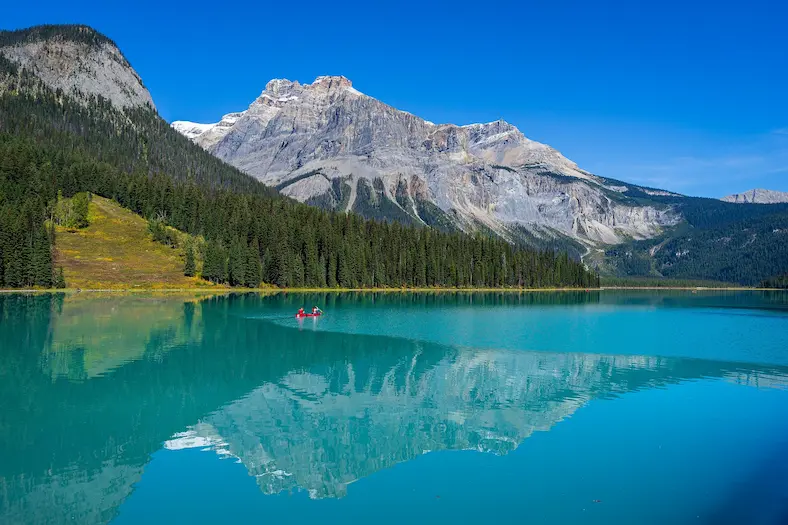 На изображении, Изумрудное озеро из парка Йохо, Уникальные парки Канады