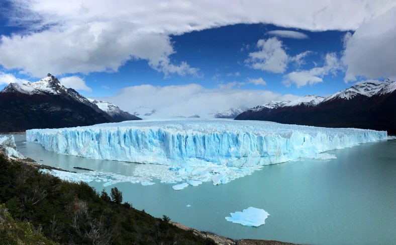 На изображении, один из уникальных ледников в Аргентине, Аргентина фото