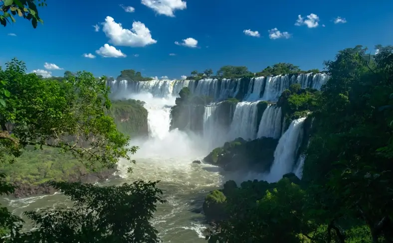 На изображении, один из известных водопадов в Аргентине, Аргентина фото
