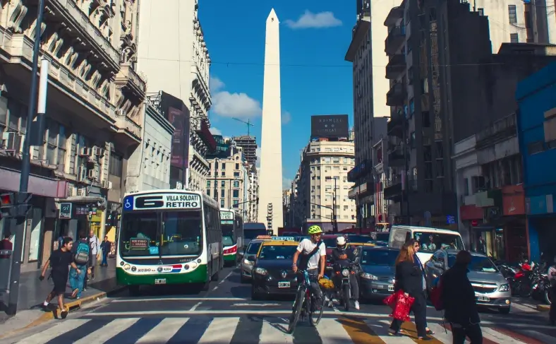 На изображении, повышеная концентрация транспорта на дорогах города, Аргентина фото