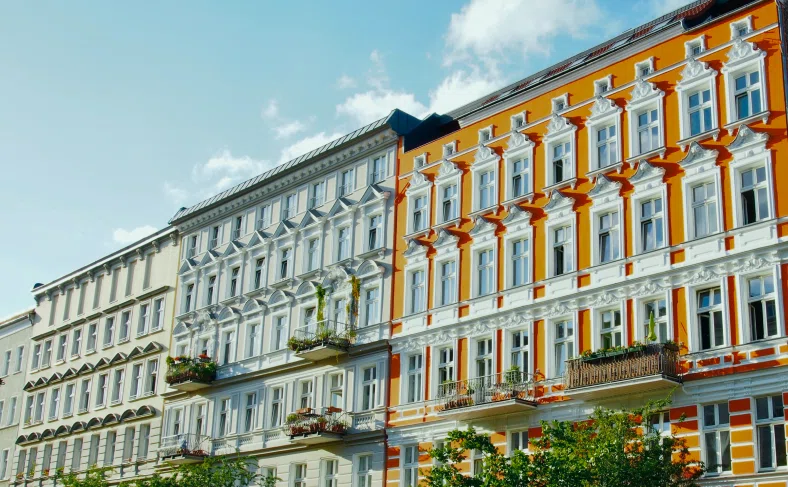 На изображении, яркие здания, в которых находятся гостиницы, Берлин фото