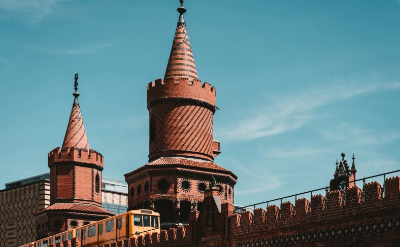 На изображении, башни возле Бранденбургских ворот, Берлин фото