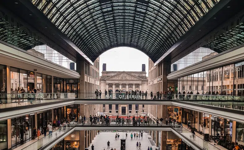 На изображении, один из крупнейших торговых центров в Берлине, Берлин фото