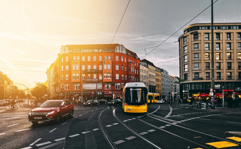 На изображении, один из популярных видов передвежения в Берлине – автобус, Берлин фото