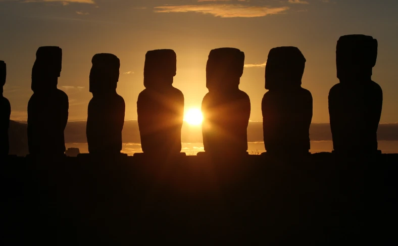 На изображении, знаменитые каменные статуи в Чили, Чили фото