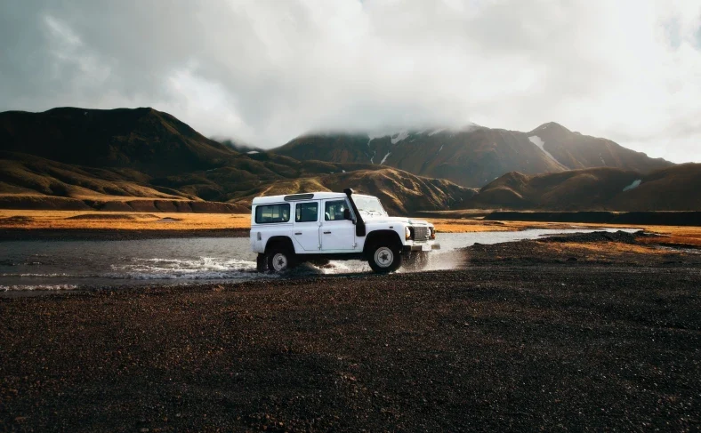 На изображении, автомобиль для будущего путешествиника по Исладнии, Исландия фото
