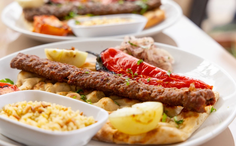На изображении, традиционное блюдо - кебаб, Стамбул фото