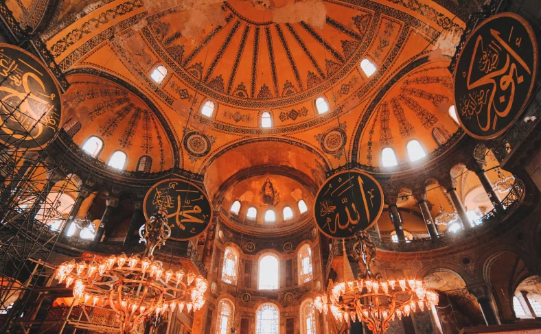 На изображении, удивительная архитектура внутри знаменитого собора, Стамбул фото
