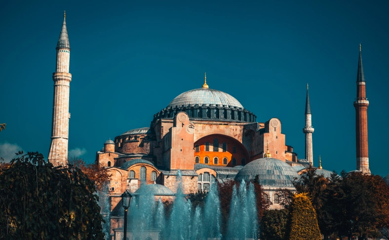 На изображении, одно из самых захватывающих дух зданий в мире — Айя-София, Стамбул фото