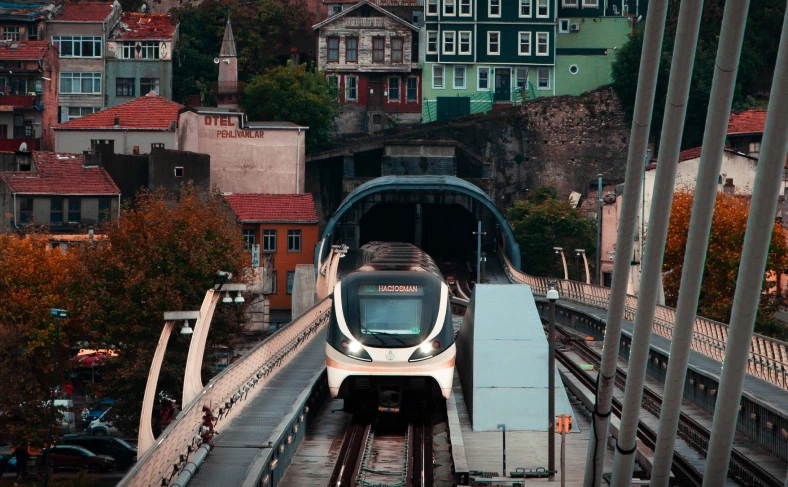 На изображении, один из популярных видов передвежения в Стамбуле - поезд, Стамбул фото