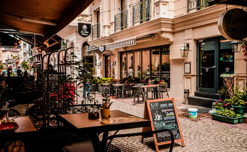 На изображении, типичное кафе в центре Парижа, Париж фото