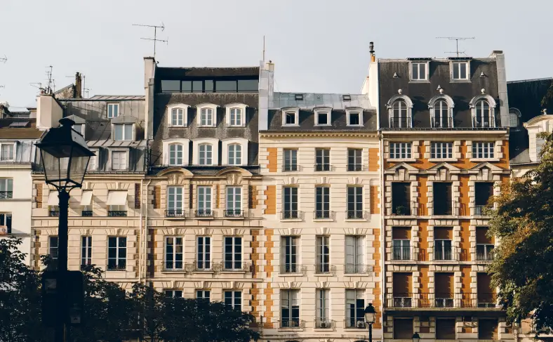 На изображении, парижские домики с интересной архитектурой, Париж фото