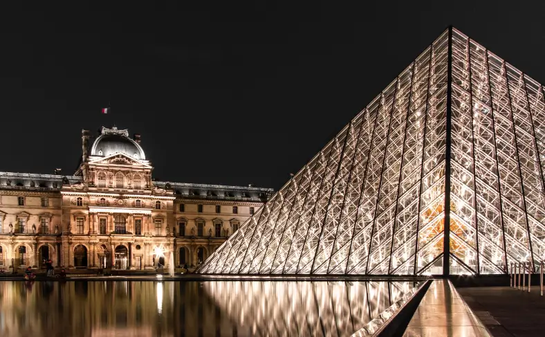 На изображении, знаменитый музей Парижа – Лувр, Париж фото