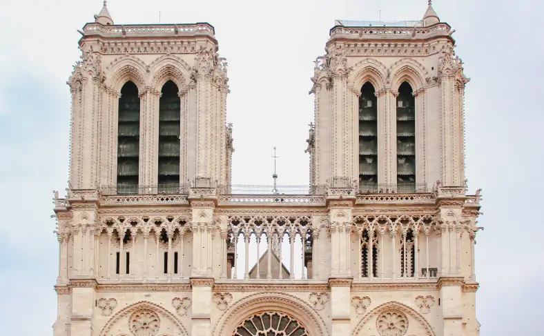 На изображении, знаменитый собор Notre Dame de Paris, Париж фото