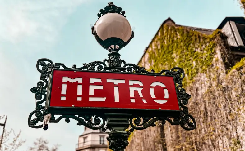 На изображении, вывеска метро в Париже, Париж фото