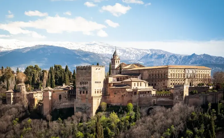 На изображении, известный замок в Испании, Испания фото