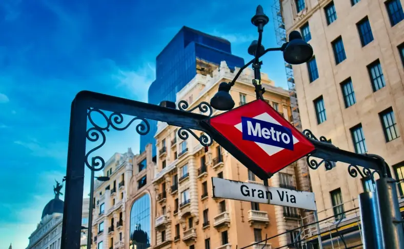 На изображении, вывеска метро, Испания фото