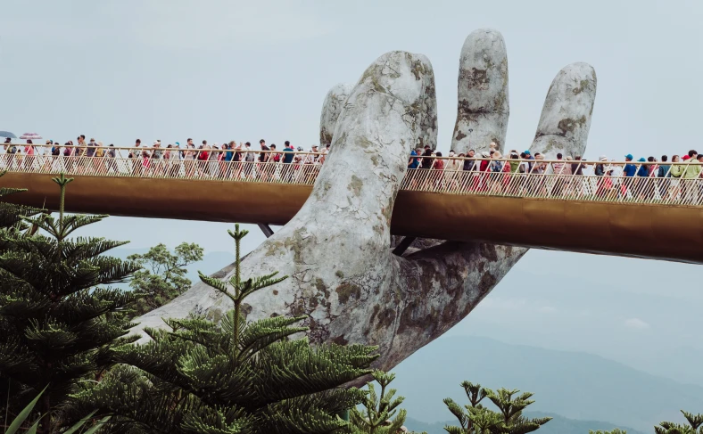 На изображении, уникальный мост во Вьетнаме, который держит каменная человеческая рука, Вьетнам фото
