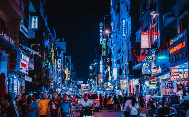 На изображении, ночная улица с магазинами во Вьетнаме, Вьетнам фото
