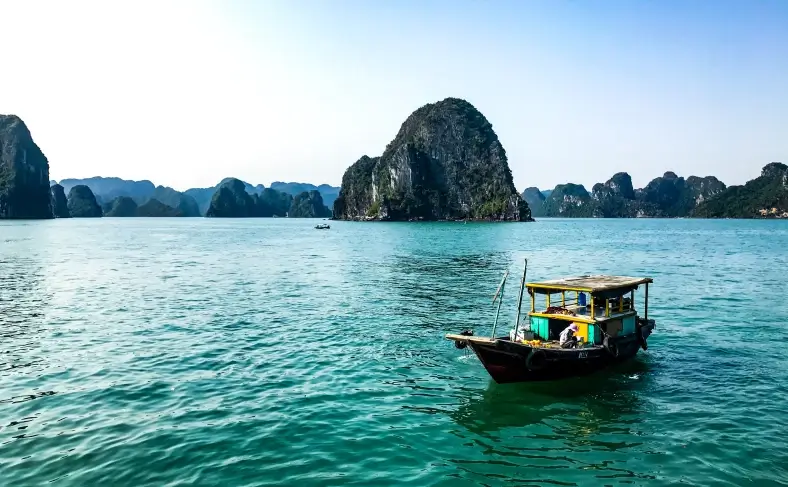На изображении, один из видов передвижения во Вьетнаме – по воде, Вьетнам фото